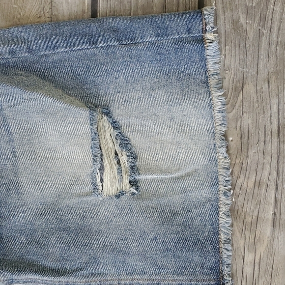 NWT Francesca's Harper Distressed Denim Skirt Sz Med - Picture 3 of 6